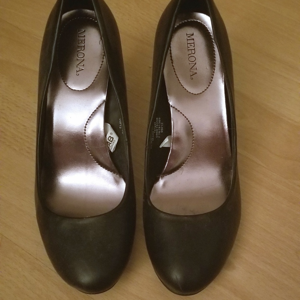 Classic Black round toe heels